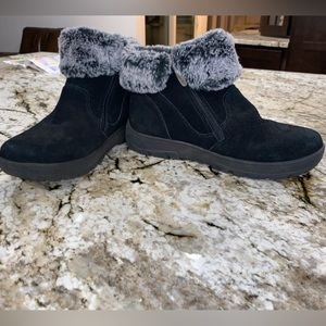 Khombu Women’s Jessica Ankle Winter Water Repellent Boots